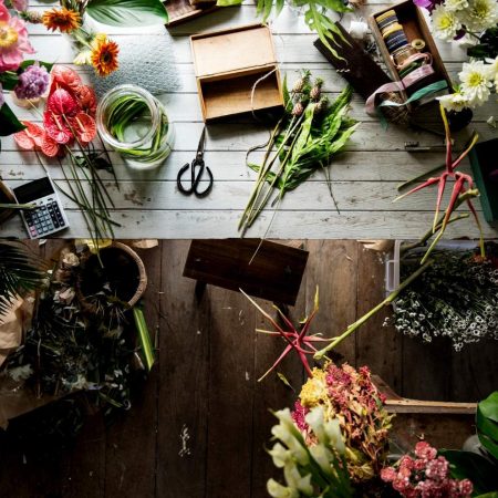 Preparació de rams i composicions florals al taller de floristeria a Igualada